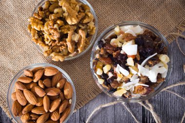 Ahşap arka planda fındık ve kurutulmuş meyve