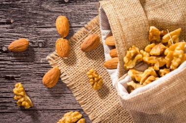 ahşap zemin üzerine fındık