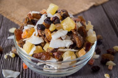 Ahşap arka planda fındık ve kurutulmuş meyve