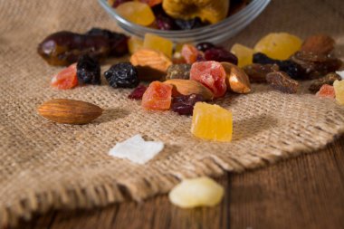 Ahşap arka planda fındık ve kurutulmuş meyve