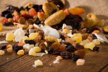 Ahşap arka planda fındık ve kurutulmuş meyve