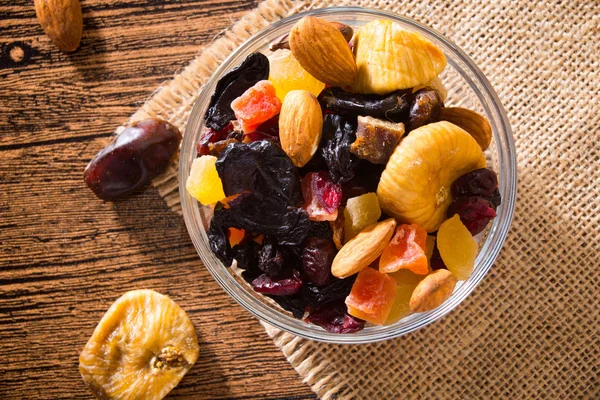 Ahşap arka planda fındık ve kurutulmuş meyve