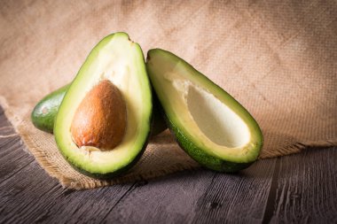 Ahşap arka planda taze avokado