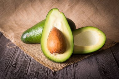 Ahşap arka planda taze avokado