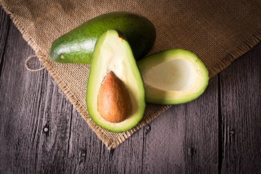 Ahşap arka planda taze avokado