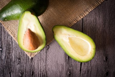 Ahşap arka planda taze avokado