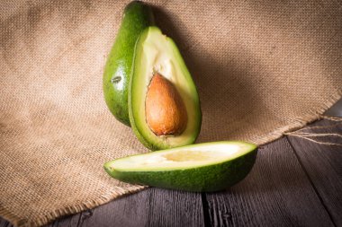 Ahşap arka planda taze avokado