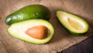 Ahşap arka planda taze avokado