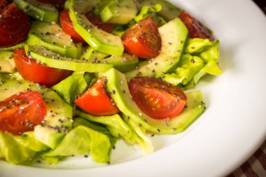 Kiraz domates ve chia tohum ile Avokado salatası
