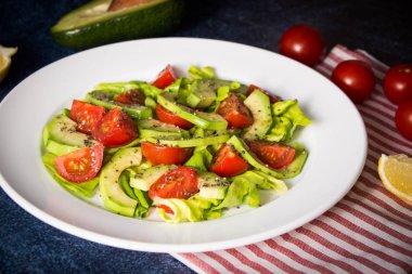 Kiraz domates ve chia tohum ile Avokado salatası