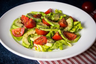 Kiraz domates ve chia tohum ile Avokado salatası