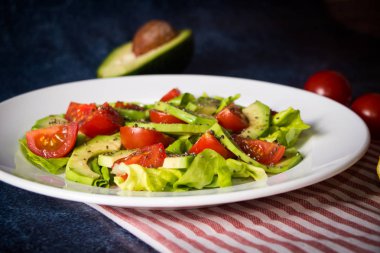 Kiraz domates ve chia tohum ile Avokado salatası