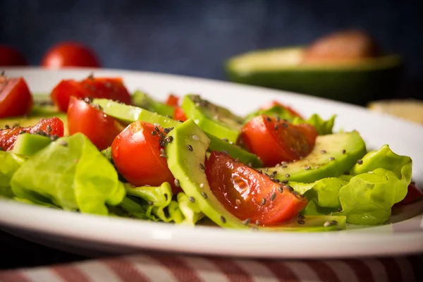 Salada de abacate com tomate cereja e sementes de chia — Fotografia de Stock