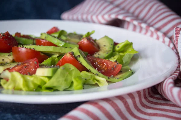 Salada de abacate com tomate cereja e sementes de chia — Fotografia de Stock