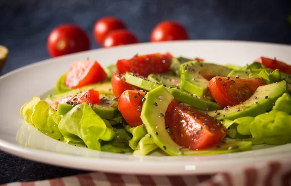 Salada de abacate com tomate cereja e sementes de chia — Fotografia de Stock