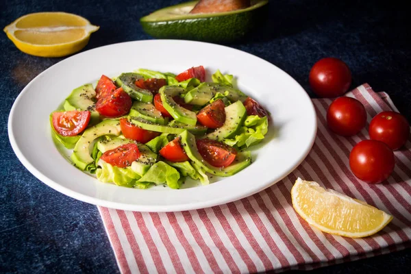 Salada de abacate com tomate cereja e sementes de chia — Fotografia de Stock