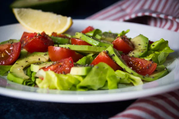 Salada de abacate com tomate cereja e sementes de chia — Fotografia de Stock