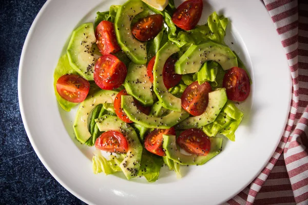Kiraz domates ve chia tohum ile Avokado salatası