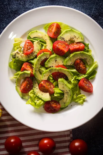 チア種子チェリー トマトとアボカドのサラダ — ストック写真