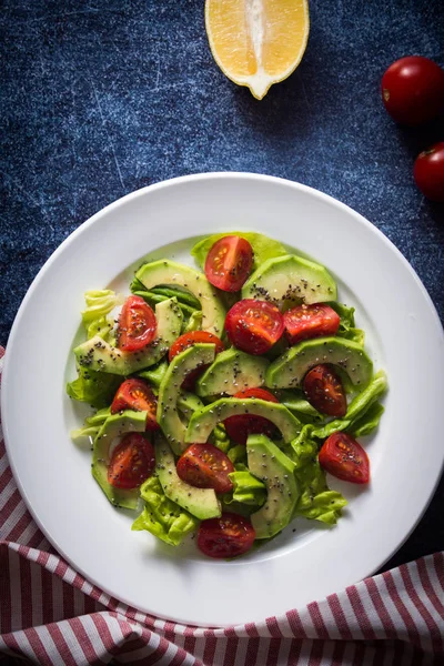 Salada de abacate com tomate cereja e sementes de chia — Fotografia de Stock