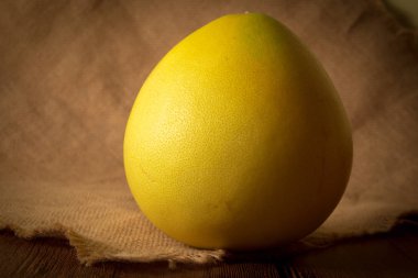 Ahşap arka plan üzerinde taze pommelo