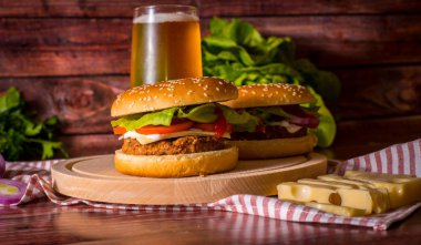 Hamburger ve bira ahşap tahta üzerinde