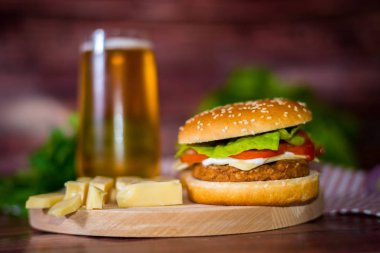 Hamburger ve bira ahşap tahta üzerinde