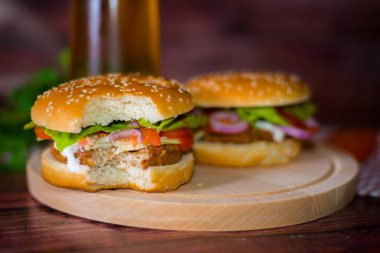 Hamburger ve bira ahşap tahta üzerinde