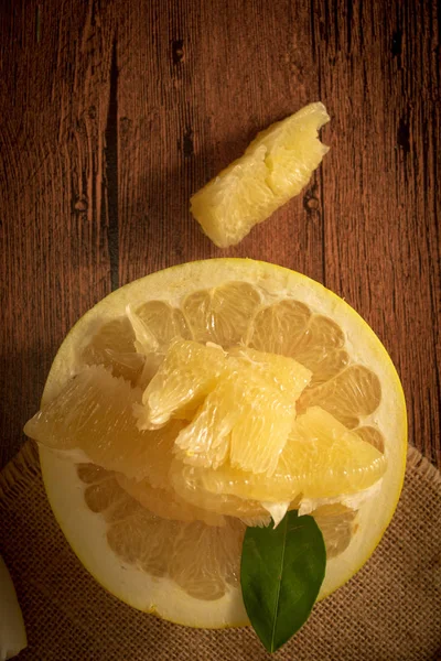 Ahşap arka plan üzerinde taze pommelo