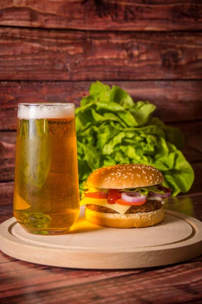 Hamburger ve bira ahşap tahta üzerinde