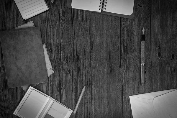 笔记本用信封木材的表。黑色和白色。顶视图 — 图库照片