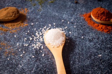 türler ve otlar mavi bir tablo