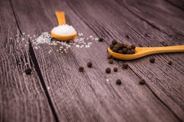 tuz, biberiye ve karabiber ahşap tablo