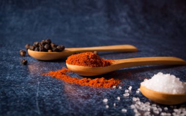 türler ve otlar mavi bir tablo