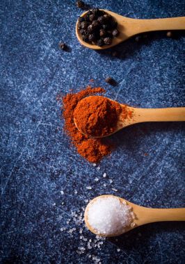 türler ve otlar mavi bir tablo