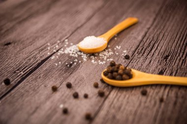 tuz ve karabiber ahşap tablo