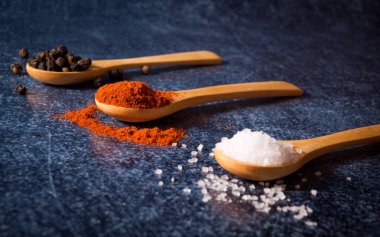 türler ve otlar mavi bir tablo