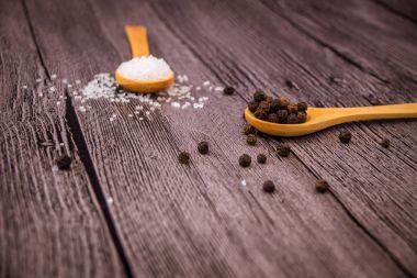 tuz, biberiye ve karabiber ahşap tablo