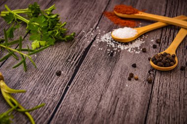 türler ve ahşap masa üzerinde otlar