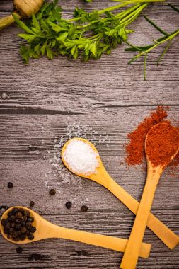 türler ve ahşap masa üzerinde otlar