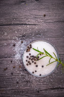 tuz, biberiye ve karabiber ahşap tablo