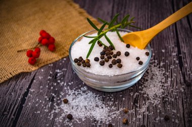 türler ve ahşap masa üzerinde otlar