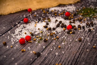 türler ve ahşap masa üzerinde otlar