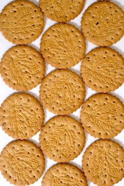 Beyaz arka plan üzerinde sindirim bisküvi. Üstten Görünüm