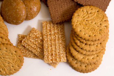 Beyaz arka plan üzerinde izole lezzetli bisküviler. Üstten Görünüm