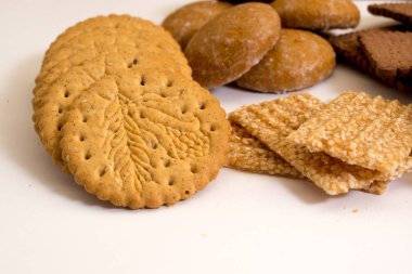 Beyaz arka plan üzerinde izole lezzetli bisküviler