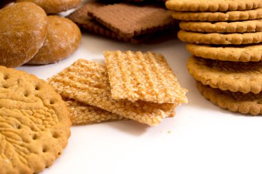 Beyaz arka plan üzerinde izole lezzetli bisküviler