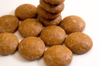 Beyaz arka plan üzerinde izole taze ev yapımı kurabiye