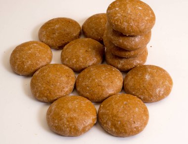 Beyaz arka plan üzerinde izole taze ev yapımı kurabiye