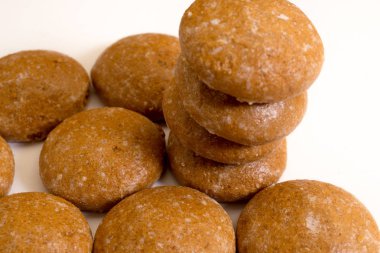 Beyaz arka plan üzerinde izole taze ev yapımı kurabiye